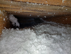 Zateplení stropu rodinného domu s pultovou střechou pomocí foukané izolace